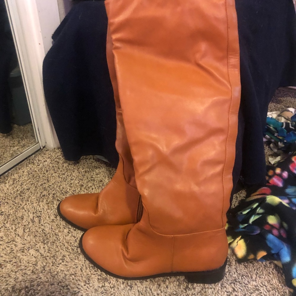 Womens knee high Carmel color boots size 8.5 Like new condition.
